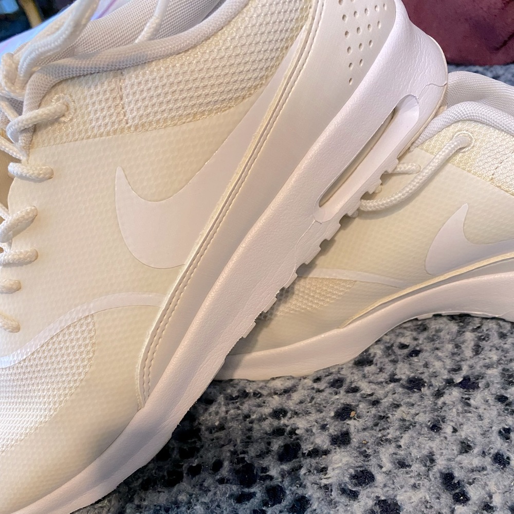 Used Women Nike Air Max Thea